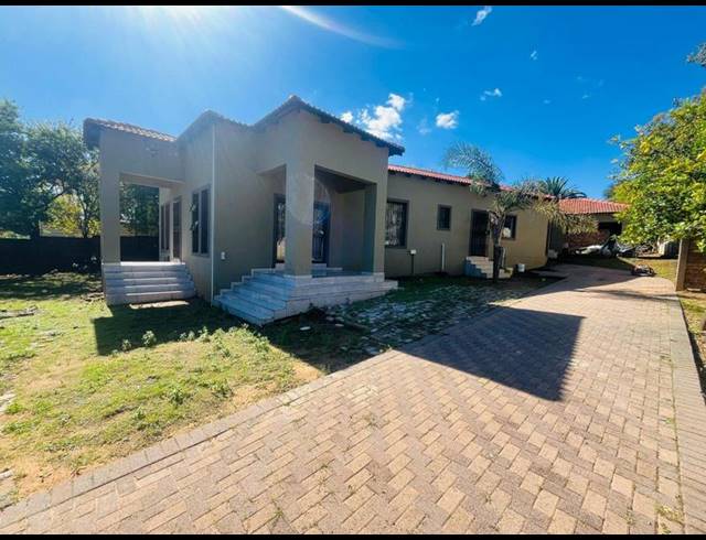 5 BEDROOM HOUSE FOR SALE IN THE REEDS